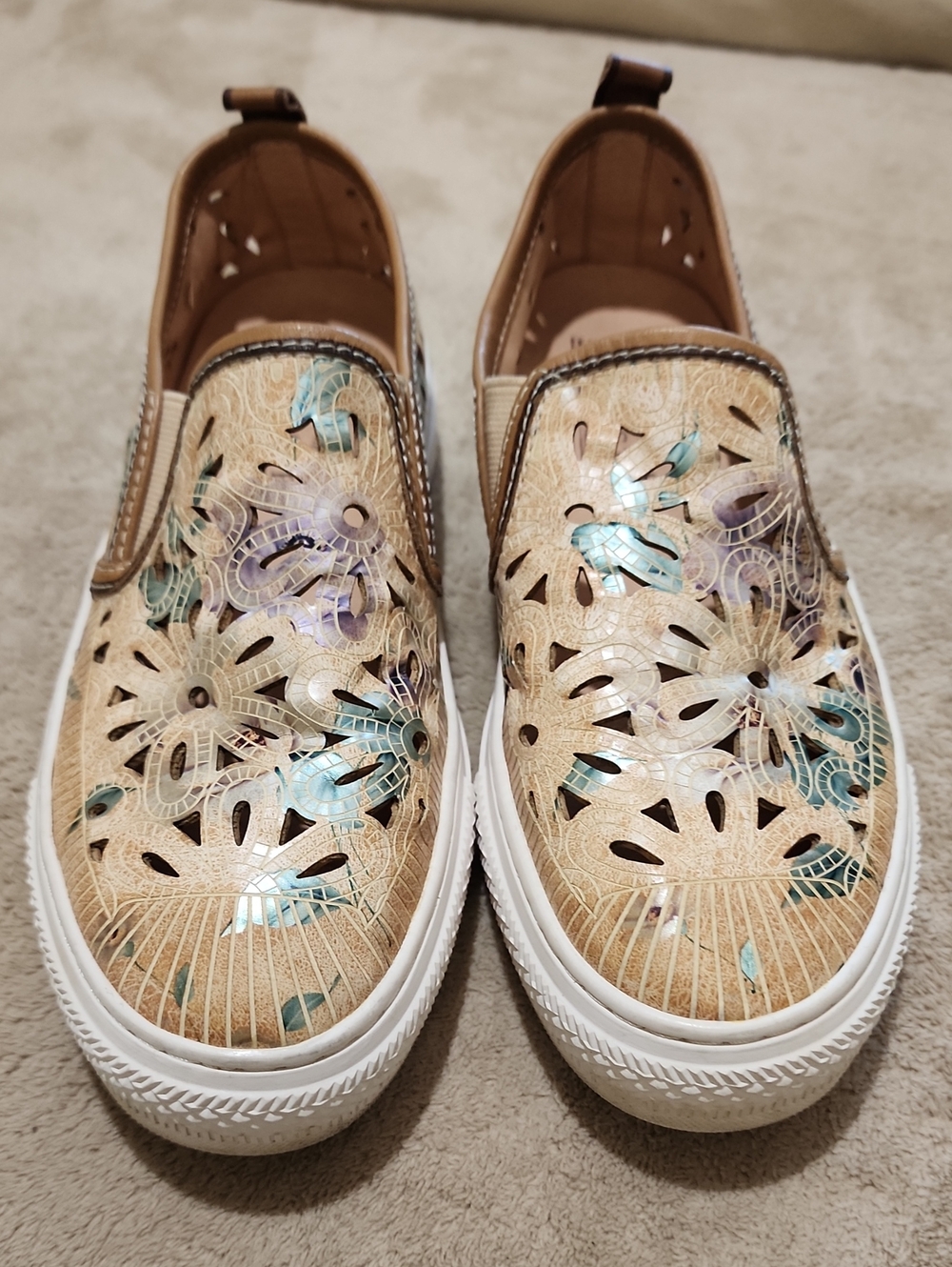 New Condition L'ATISTE Tan Laser-Cut Slip-On Platform Mule - Picture 3 of 11